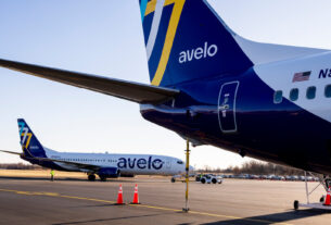 A Avelo Airlines enfrenta a reação para ajudar a campanha de deportação de Trump