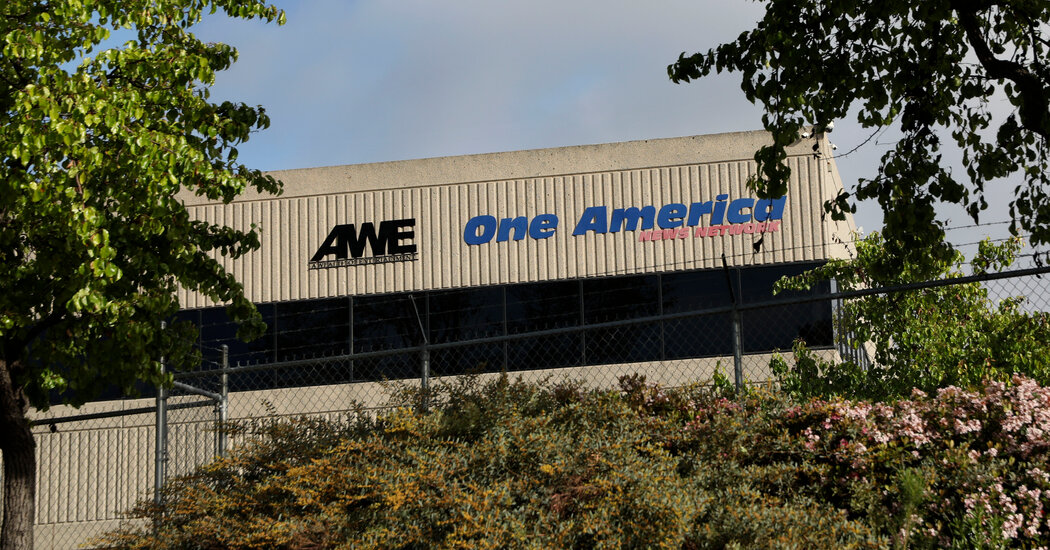 A Voice of America receberá feeds de uma rede pró-Trump, diz a administração.