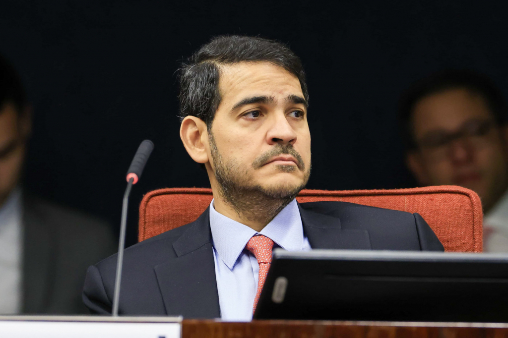 Advogado-geral da União diz que governo vai ressarcir aposentados com recursos federais