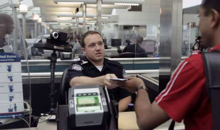 Advogados de imigração recomendam que imigrantes mesmo com status legal devem evitar sair dos EUA
