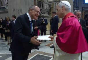 Alckmin dá presente ao papa Leão XIV durante visit...