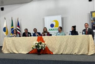 Da esquerda para a direita, Irani Cardoso, superintendente substituta de Relações com Consumidores; Jordan Silva de Paiva, diretor do Departamento de Projetos de Infraestrutura e de Inclusão Digital do Ministério das Comunicações; Carnot Luiz Braun, gerente regional da Anatel PA; Gesiléa Teles, superintendente de Fiscalização; Rildo Amaral, prefeito de Imperatriz; Alessandra França, diretora da Faculdade Anhanguera Imperatriz; Vinícius Caram, superintendente de Outorga e Recurso à Prestação