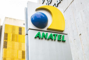 Logomarca da Agência Nacional de Telecomunicações em prédio do Complexo Sede da Agência em Brasília