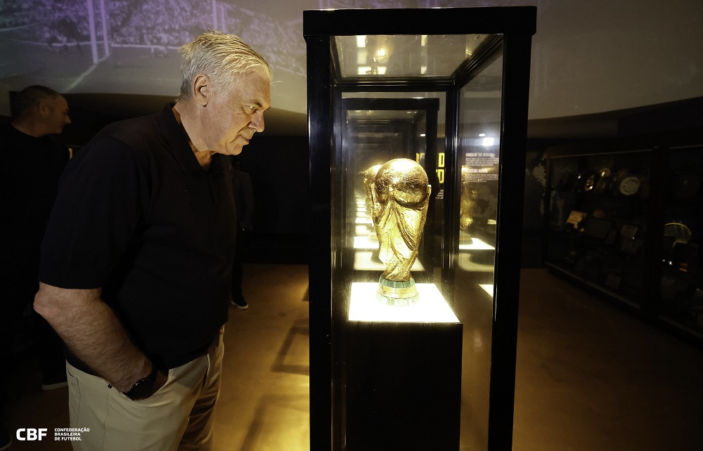 Ancelotti encara Canarinho Pistola, conhece sua sala e visita museu na CBF
