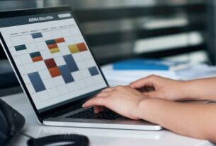 Mãos digitam em um laptop e na tela há um calendário em que está escrito Agenda Regulatória