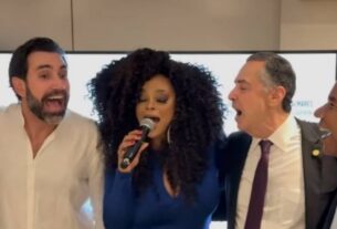 Barroso canta com presidente do iFood em evento - 25/05/2025 - Brasília Hoje