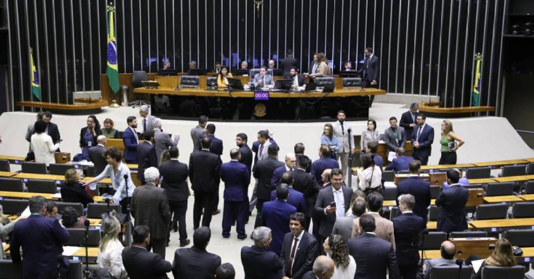 Câmara aprova urgência para PL que proíbe desconto...