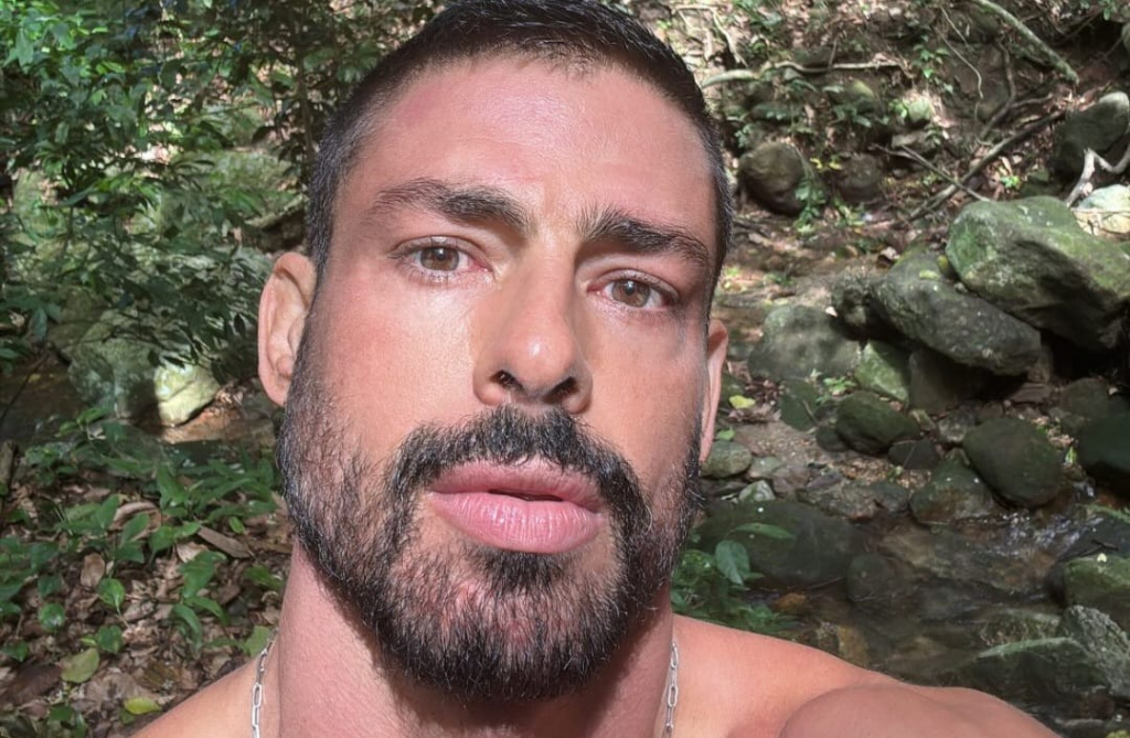 Cauã Reymond surpreende ao compartilhar técnica de respiração e abdômen na praia