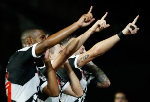 Com dois de Vegetti, Vasco domina o Fortaleza e sai da zona do rebaixamento no Brasileirão
