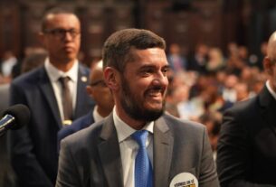 Com expectativa de candidatura, Bacellar assume pe...