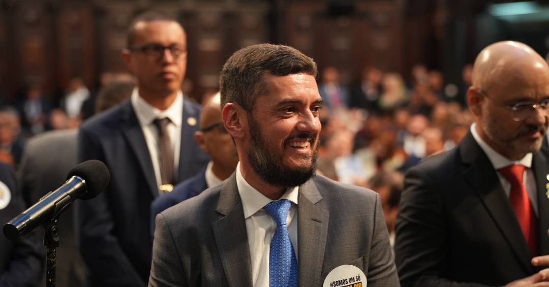 Com expectativa de candidatura, Bacellar assume pe...