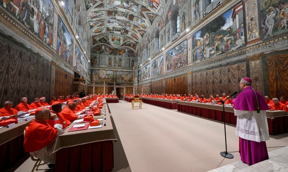 Conclave entra no segundo dia de votação para eleger novo papa sem nenhum nome como favorito