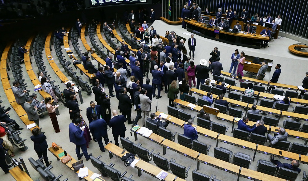Congresso reage com 20 projetos contra alta do IOF
