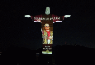 Cristo Redentor homenageia novo papa Leão XIV