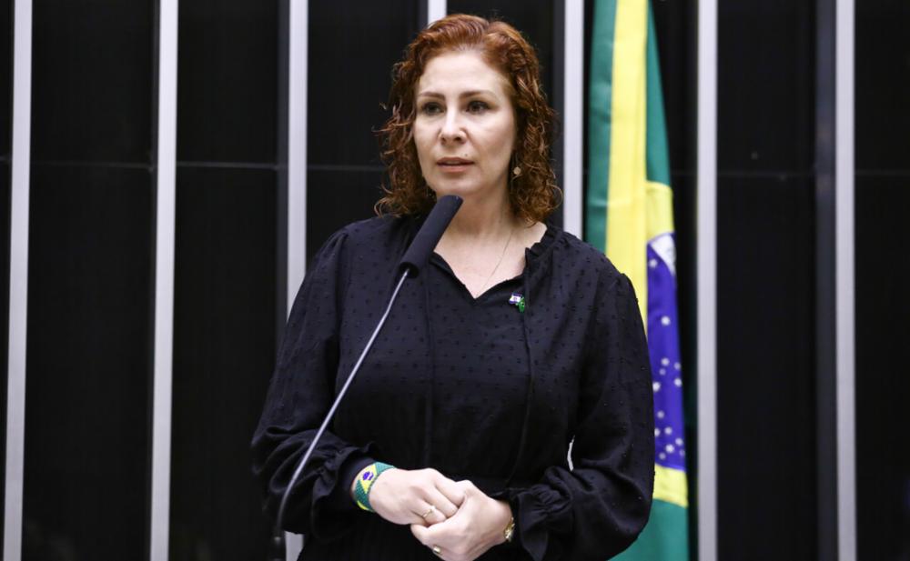 Defesa de Carla Zambelli classifica como 'injusto' voto de Moraes que propõe 10 anos de prisão à deputada