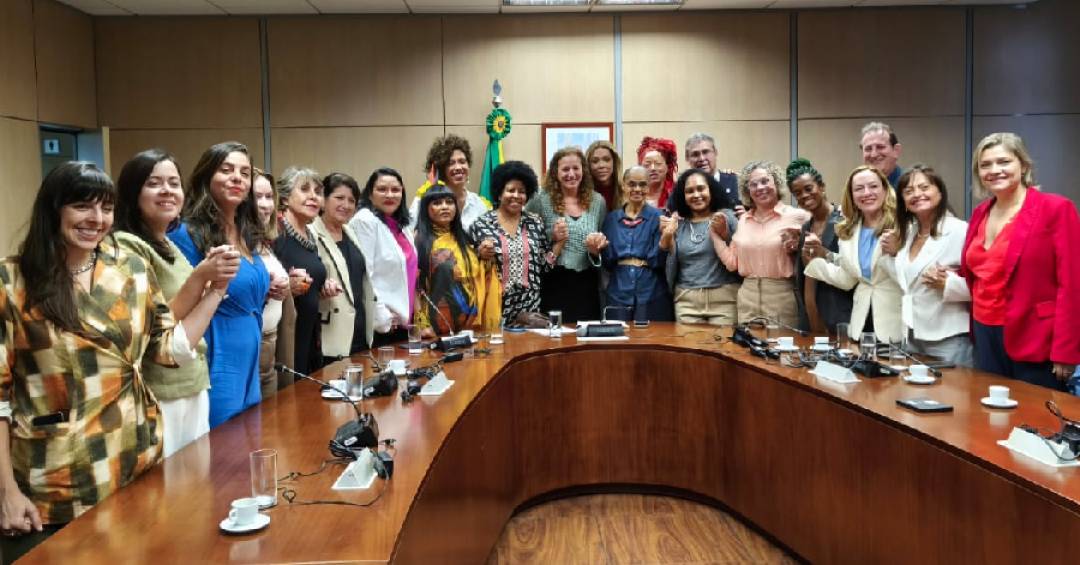 Deputadas fazem périplo a gabinete de Marina, que...