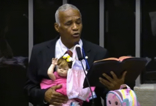 Deputado discursa na tribuna da Câmara com bebê reborn no colo