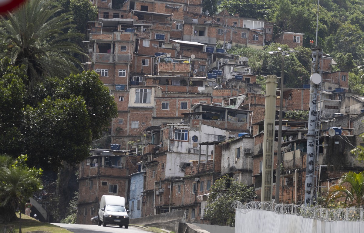 Dois homens são baleados no Morro dos Macacos, que vem sendo alvo de invasões