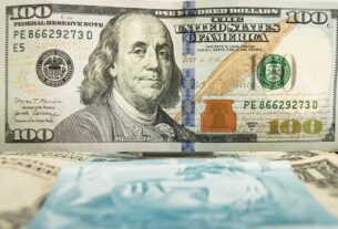 Dólar fecha a R$ 5,66 com Copom e acordo comercial entre EUA e Reino Unido