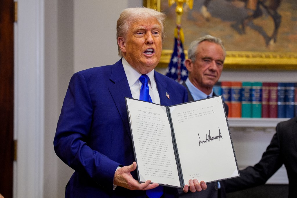 Donald Trump promete reduzir drasticamente preços dos medicamentos nos EUA