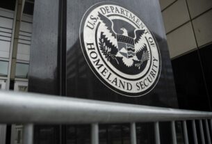 EUA fazem primeiro voo de imigrantes que aderiram a programa de autodeportação
