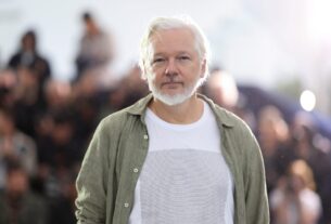 Em Cannes, Assange usa camiseta com nome de crianças palestinas mortas pela guerra de Israel – Brasil de Fato