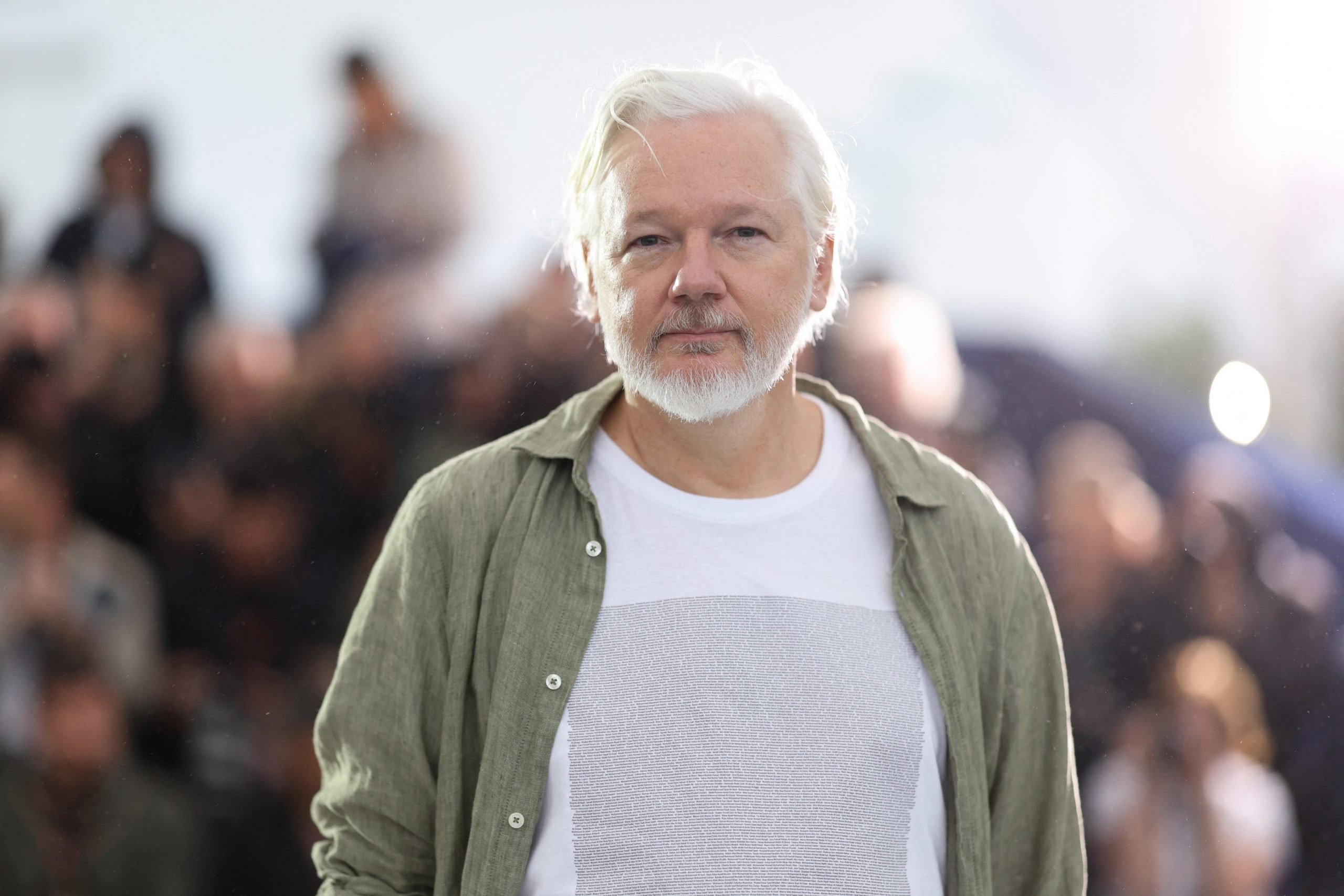 Em Cannes, Assange usa camiseta com nome de crianças palestinas mortas pela guerra de Israel – Brasil de Fato