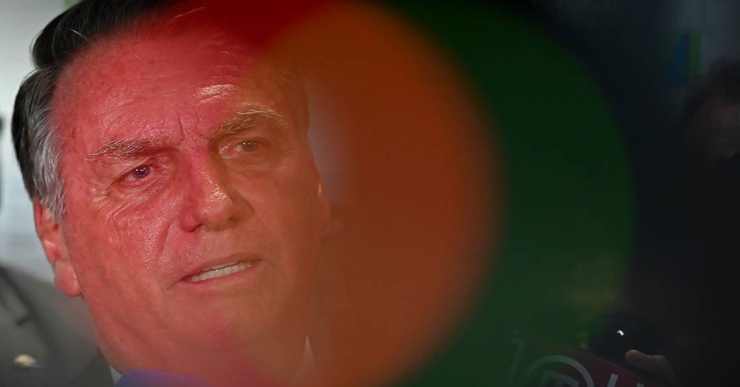 Entorno de Bolsonaro trabalha com ex-presidente pr...