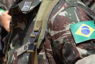 Na imagem acima, militar com o uniforme do Exército