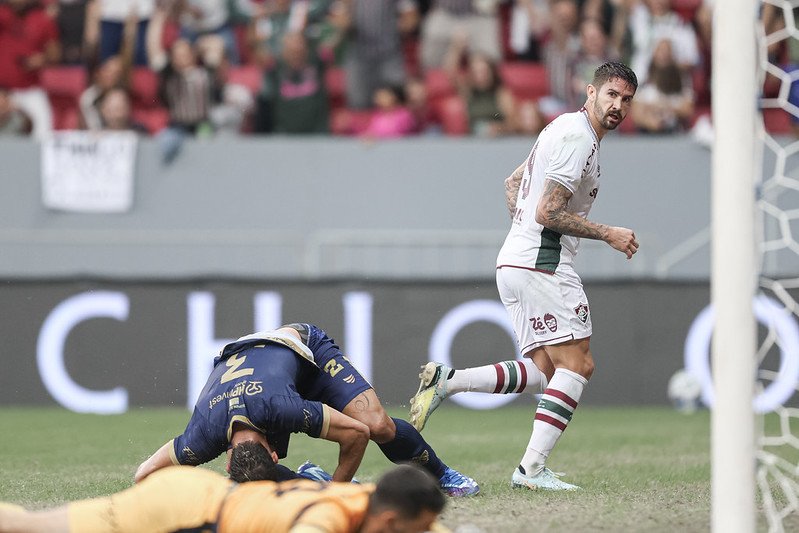 Fluminense goleia Aparecidense e avança às oitavas da Copa do Brasil