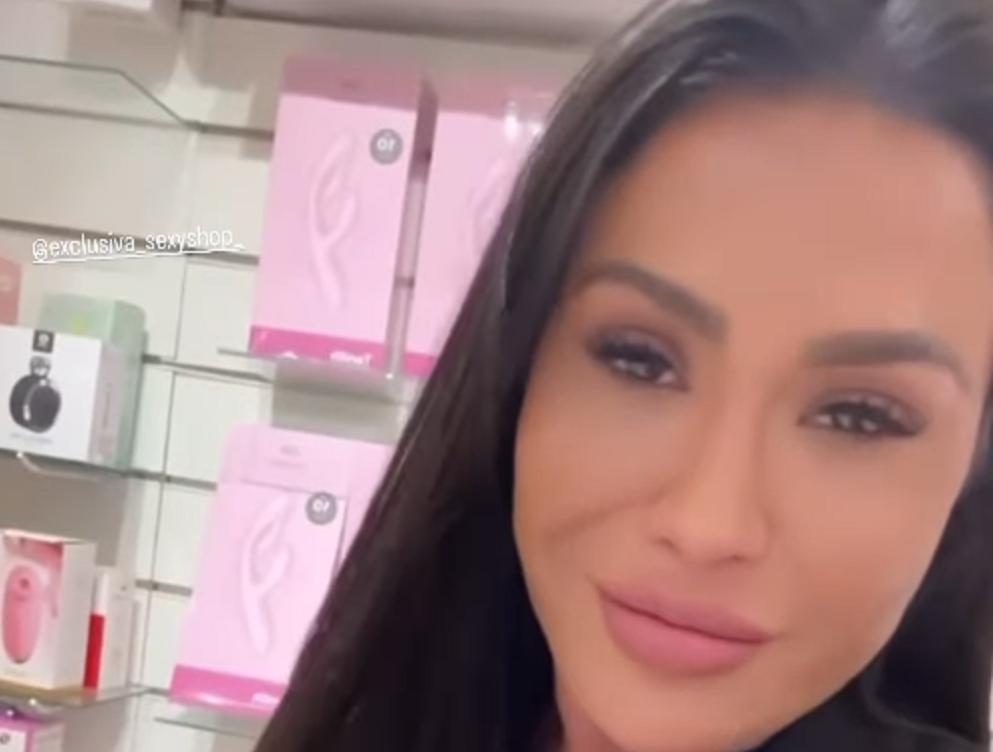 Gracyanne Barbosa visita sex shop e brinca: ‘Me mimei’
