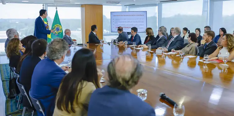 Graduações em medicina, direito, odontologia, enfermagem e psicologia devem ser ofertadas apenas no formato presencial, define decreto