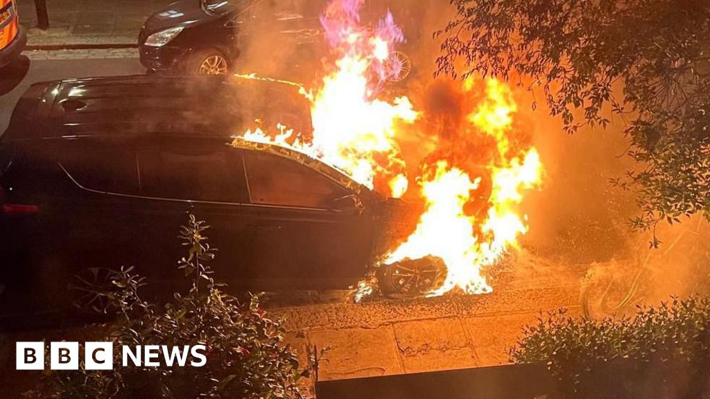 Homem acusado de incêndio em casas ligadas ao PM Keir Starmer