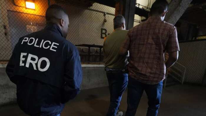 ICE é acusada de abandonar duas crianças em caminhão após prender o pai delas em um posto na California – BRAZILIAN PRESS // O maior jornal brasileiro fora do Brasil