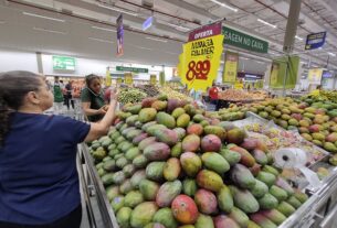 Intenção de consumo das famílias brasileiras cai 0,1% em maio em relação a abril, revela CNC