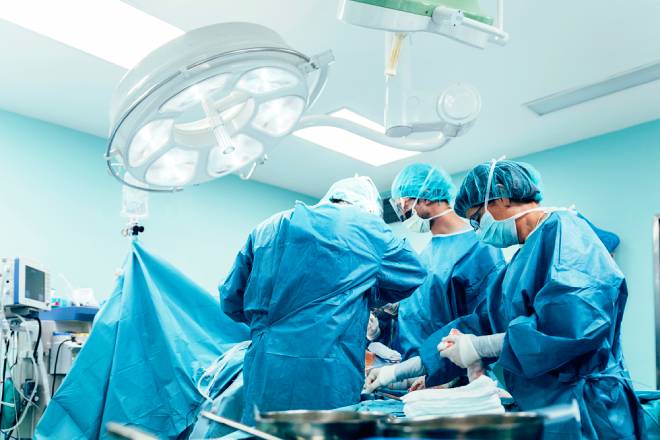 Jornal da Unesp | Riscos de parada cardíaca e de morte em cirurgias no Hospital das Clínicas da Faculdade de Medicina de Botucatu caíram 55% em 18 anos
