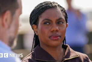 Kemi Badenoch acusa Starmer e Farage de 'Economia de Fantasia'