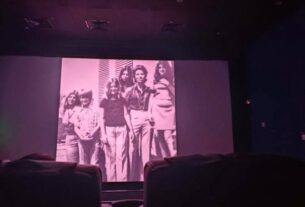 Tela de cinema exibindo o filme "Ainda estou aqui" na China