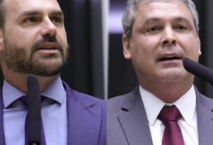 Líder do PT pede prisão de Eduardo Bolsonaro por a...