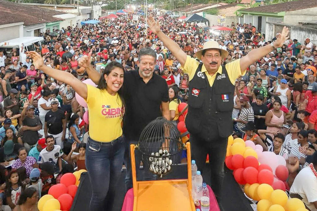 Lira participa de distribuição de prêmios em bingo em AL - 14/05/2025 - Poder