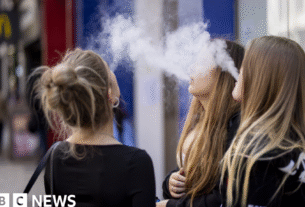 MSPs de volta plano de proibição de tabaco para 'geração livre de fumaça'
