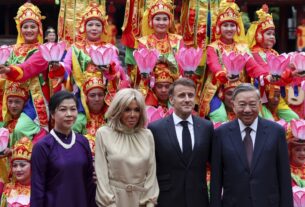 Macron nega briga com esposa após vídeo viral no Vietnã: 'Estávamos brincando'; veja vídeo