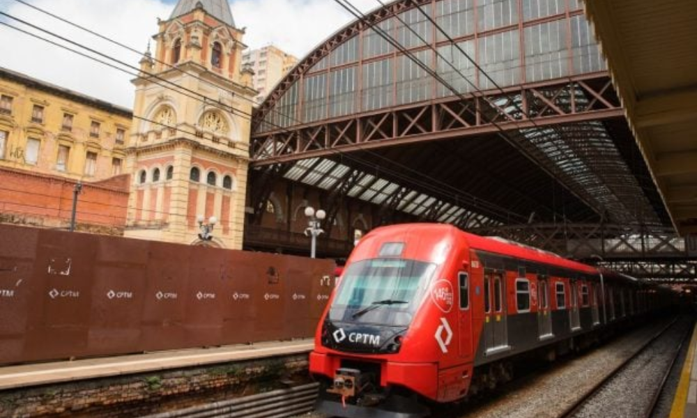 Moradores da Favela do Moinho bloqueiam linhas da CPTM durante protesto