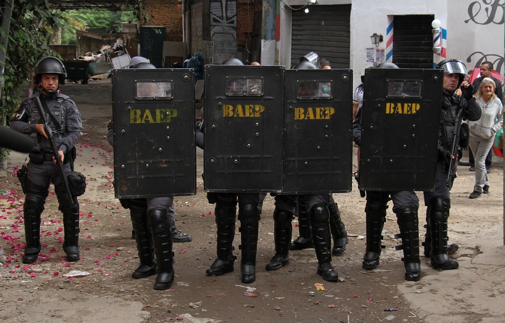 Moradores da Favela do Moinho fazem novo protesto, bloqueiam linhas de trem e entram em confronto com a polícia
