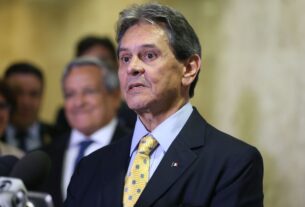 Roberto Jefferson de terno discursando