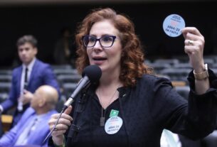 Moraes rejeita pedido de Carla Zambelli para suspender ação penal com base em precedente de Ramagem