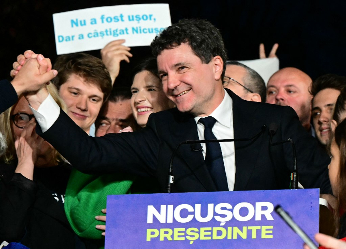 'Muito depende da Romênia em questões de segurança'-Zelensky fala com o presidente eleito Dan