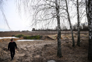 O Comando Group implanta em bosques densos, Swampland no fundo da Rússia