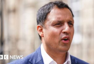 O candidato da reforma defende o anúncio do 'racista' do partido Anas Sarwar