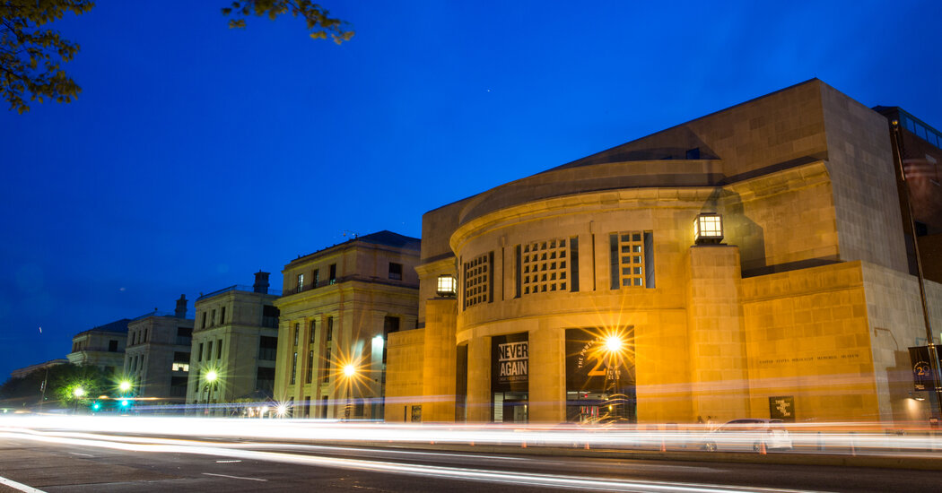 O membro do Conselho do Museu do Holocausto condena o silêncio sobre demissões de Trump